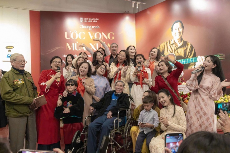 Các thế hệ thiếu nhi ngày ấy - bây giờ chụp ảnh cùng nhạc sĩ Phạm Tuyên. Ảnh: HH