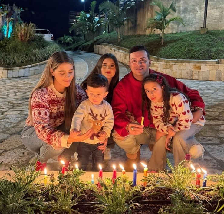 Nam ca sĩ ra đi, để lại vợ là Sonia Restrepo cùng 3 người con.