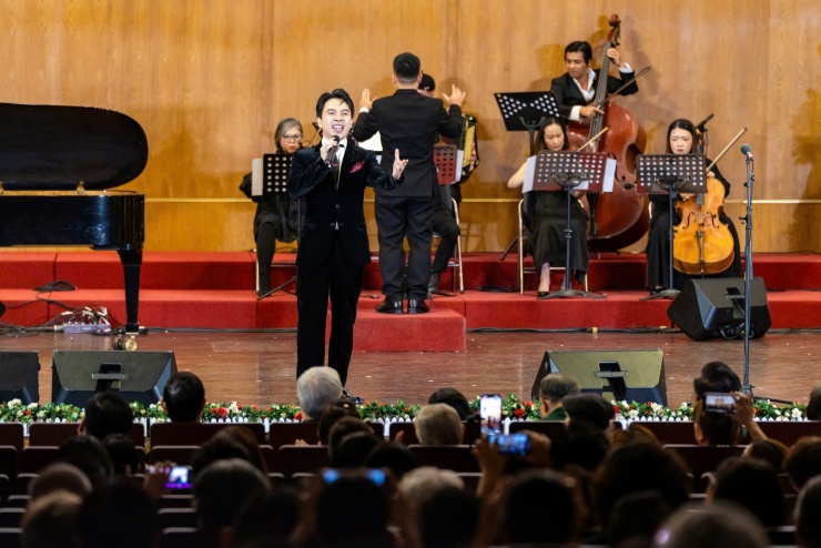 Ca sĩ Lê Viết Thu hát