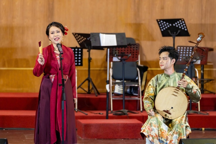 NSƯT Thu Giang hát