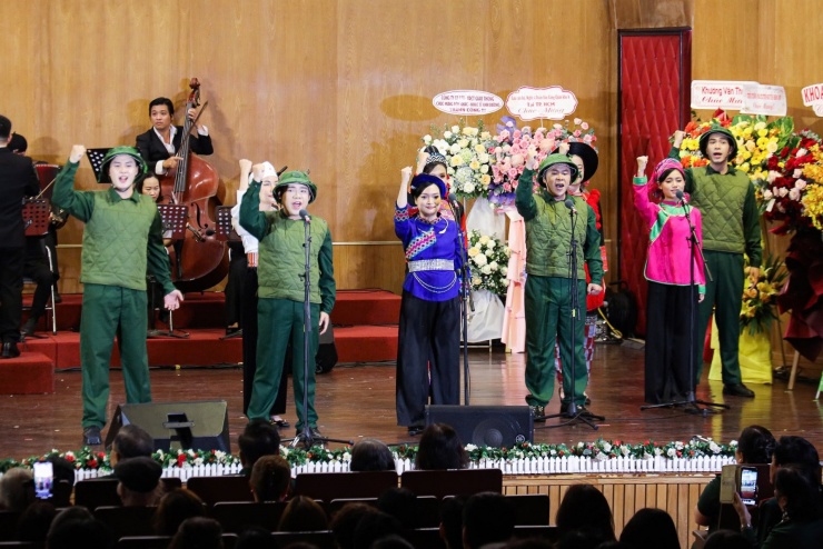 Nhóm ca Dấu Ấn và Sinh viên Khoa Âm nhạc - Điện ảnh Đại học Nguyễn Tất Thành hòa giọng trong ca khúc