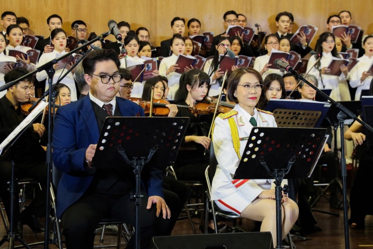 NSƯT Thu Giang và Phạm Tuấn Anh biểu diễn chính trong phần tổ khúc hợp xướng với dàn nhạc giao hưởng