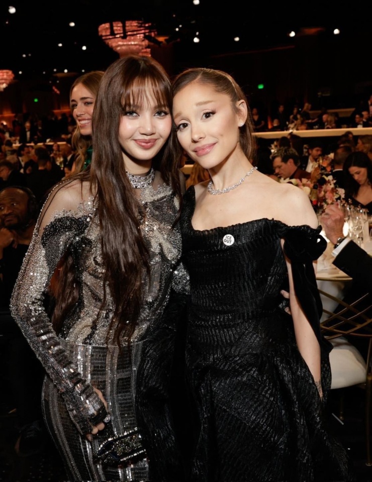 Lisa còn có dịp tái ngộ và trò chuyện cùng Ariana Grande tại Quả Cầu Vàng 2026. Giọng ca 7 Rings luôn giữ mối quan hệ thân thiết với các cô gái nhà BLACKPINK.