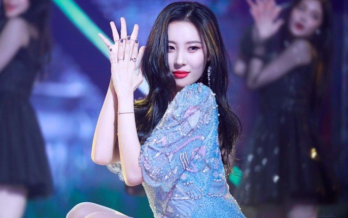 Sunmi nhờ pháp luật can thiệp xử lý khi bị anti-fan xúc phạm, song vẫn chủ động giải quyết bằng cách cư xử văn minh.
