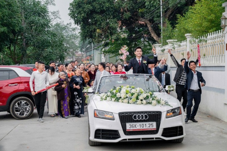 Chú rể dùng xe mui trần để đón dâu 