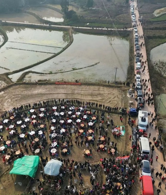 Cảnh tắc đường ở làng Qingfu, quận Hợp Xuyên, Trùng Khánh vì 10.000 lượt khách đến ăn