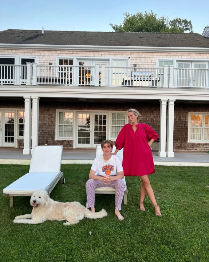 Burden và các con sống trong căn nhà ở Martha’s Vineyard. Ảnh: Instagram