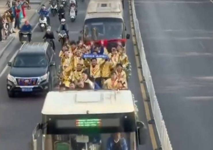 Đội bóng thành phố Vĩnh Châu diễu hành bằng xe buýt sau khi giành chức vô địch giải đấu. Ảnh: Sina.