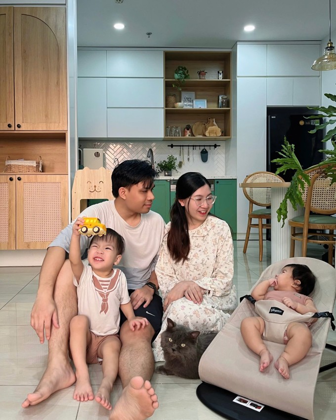 Làm nghề sáng tạo nội dung, Nhật Linh chủ động sắp xếp thời gian để vừa làm việc vừa chăm sóc con nhỏ. Ảnh: NVCC