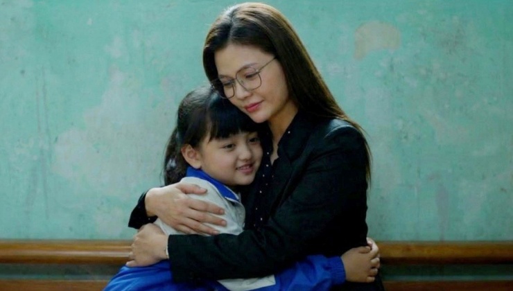 Phim còn thể hiện bé Nhi đáng thương, rất dễ gây đồng cảm nên nhiều người cho rằng bà Ánh phải tha thứ cho chồng, đón nhận bé Nhi.