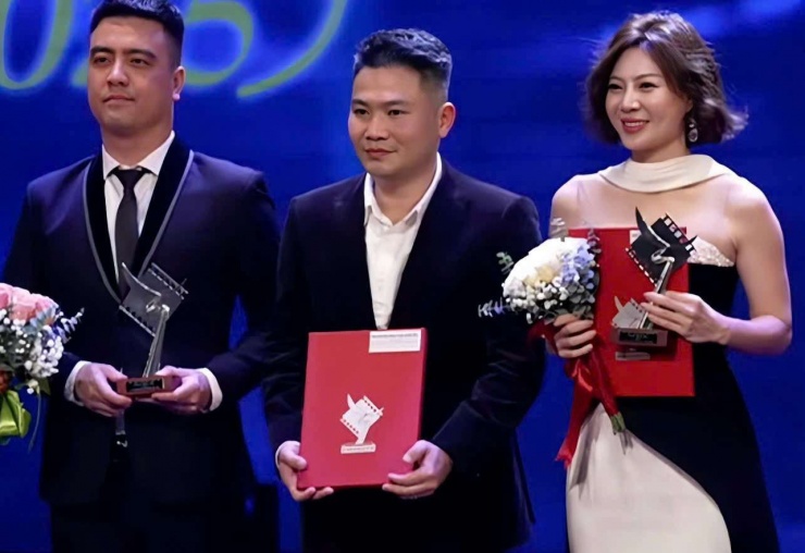 Đạo diễn Gia Phương - Trọng Khôi và Thanh Hương lên nhận giải. Ảnh: chụp màn hình