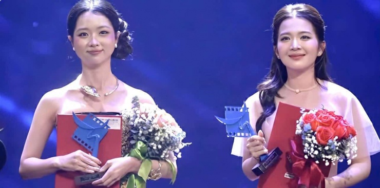 Lâm Thanh Mỹ và Hoàng Ngọc Huyền trên sân khấu nhận giải. Ảnh: chụp màn hình