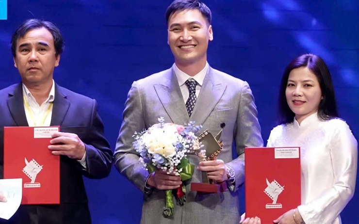 Mạnh Trường trên sân khấu nhận giải. Ảnh: Chụp màn hình