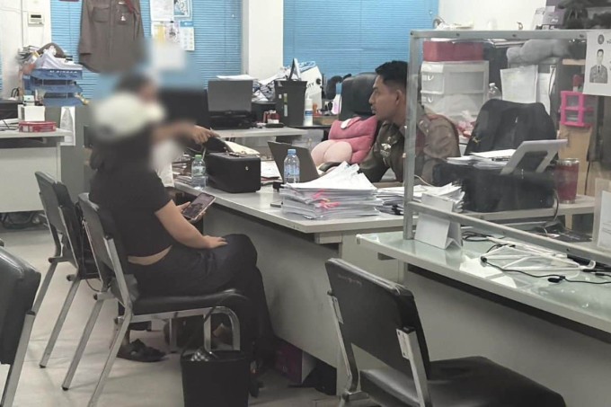 Nạn nhân trình báo sự việc ở đồn cảnh sát Thái Lan. Ảnh: Pattaya News