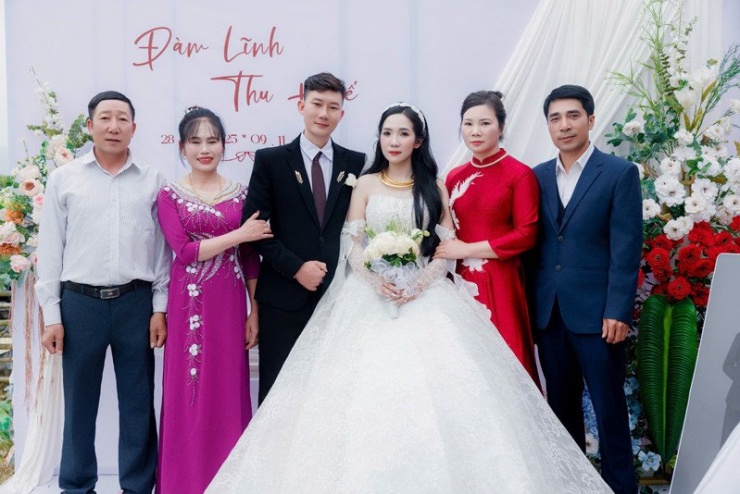 Huế bên bố mẹ chồng cũ (ngoài cùng bên phải) và bố mẹ chồng mới (ngoài cùng bên trái)