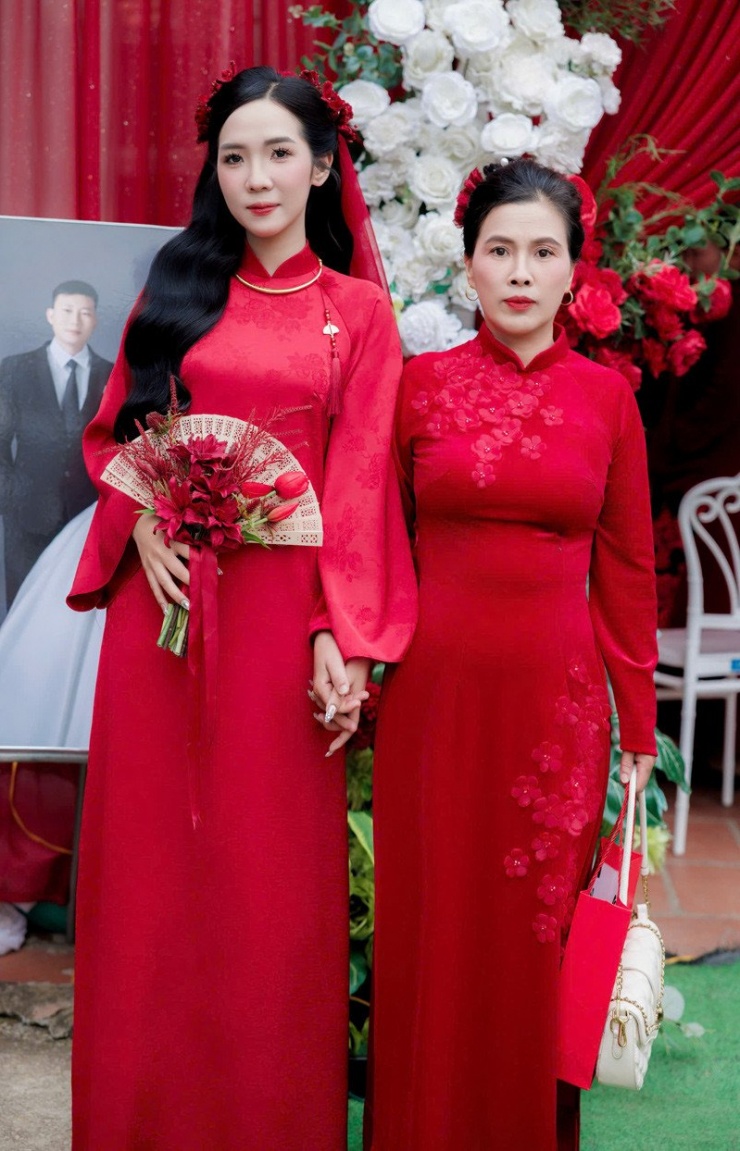 Huế và mẹ đẻ của cô 