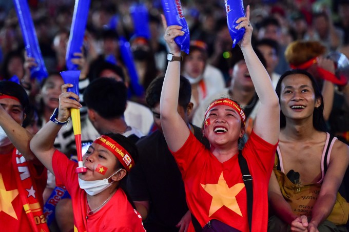 CĐV Sài Gòn tiếp lửa cổ vũ tuyển Việt Nam trong trận gặp Thái Lan tại vòng loại SEAgames 32, tối 11/5. Ảnh: Thanh Tùng