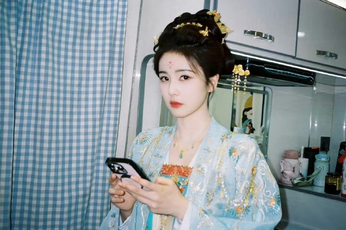 1768616436-bba8e236gy1i9ci727a5vj20vb0kvq90-94937-width698height465 Có vị thế trong làng phim Hoa ngữ