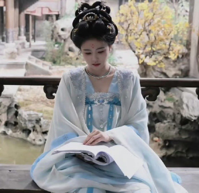 1768616436-bba8e236gy1i9ci72sef7j20n30mgwir-6799-width698height679 Cô tham gia nhiều phim