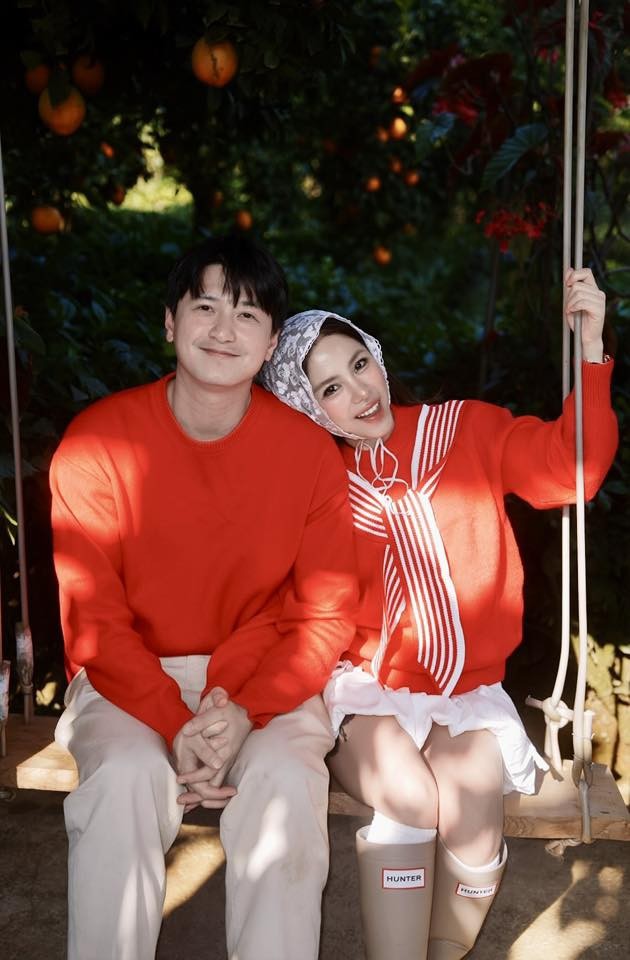 Bạch Lan Phương đăng ảnh tình tứ bên ông xã Huỳnh Anh. Cặp đôi diện đồ màu đồng điệu. Nhiều bạn bè, khán giả dành lời khen đẹp đôi cho hai vợ chồng.