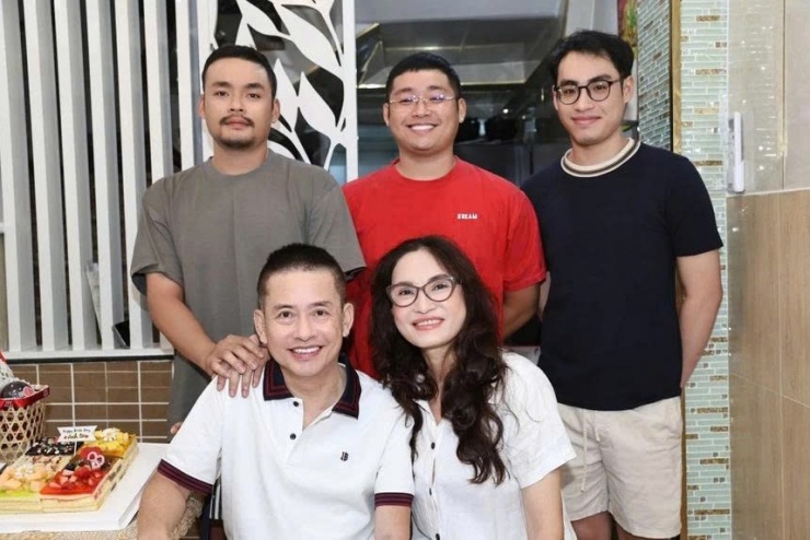 Con trai Tấn Beo là Tấn Lộc cùng gia đình tổ chức sinh nhật cho nghệ sĩ. Tấn Lộc viết: “Chúc mừng sinh nhật ba. Năm nay sinh nhật ba đón thêm 3 thành viên mới. Lên chức ông nội luôn rồi. Chúc ba thật nhiều sức khỏe