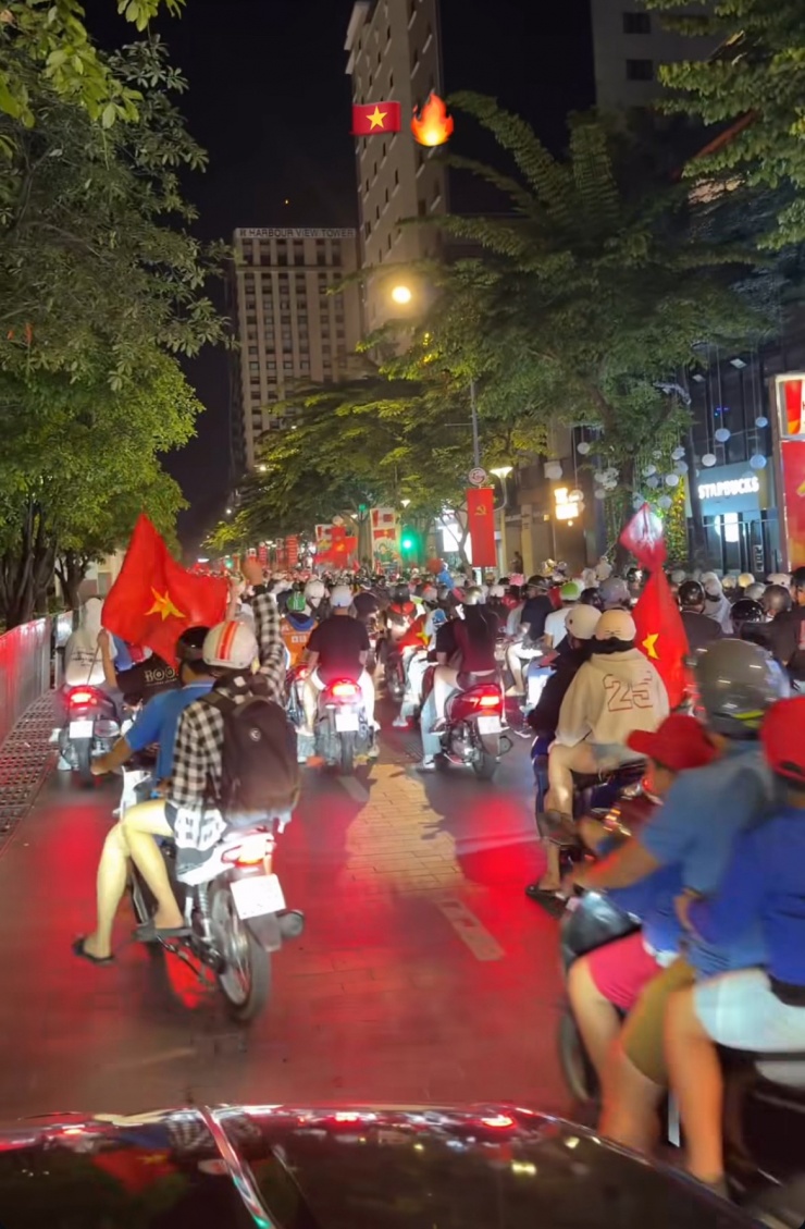 1768627192-4-0424-width1169height1782 Dàn sao Việt vỡ òa mừng chiến thắng của U23 Việt Nam - 3