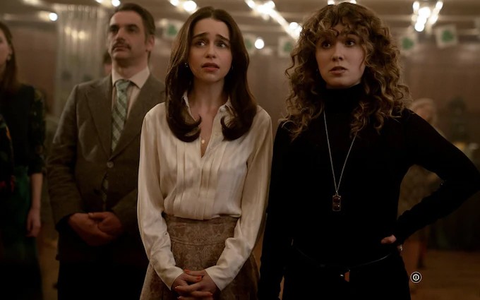 Emilia Clarke và Lu Richardson trong phim.