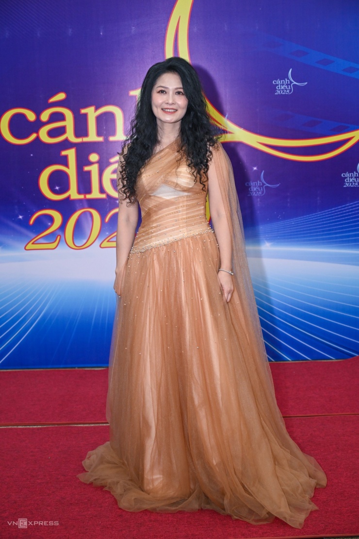 Nghệ sĩ hội ngộ trên thảm đỏ giải Cánh Diều - 2