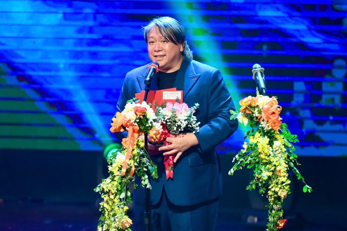Đạo diễn Hàm Trần nhận giải dành cho biên kịch. Ảnh: Giang Huy