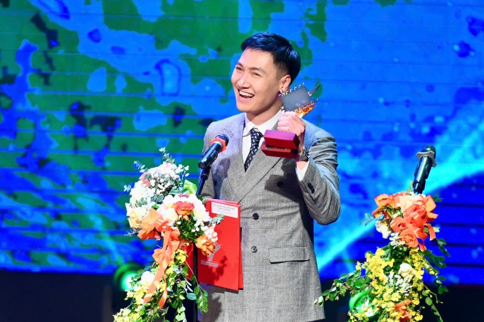 Mạnh Trường là Nam chính xuất sắc hạng mục phim truyền hình, với vai người lính trong