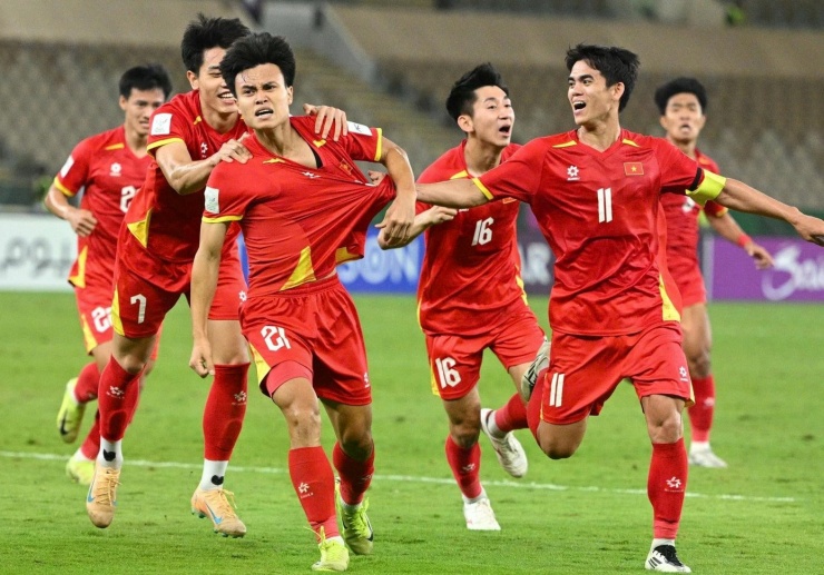 Khoảnh khắc Khuất Văn Khang kịp thời kéo áo Minh Phúc. (Ảnh: AFC)