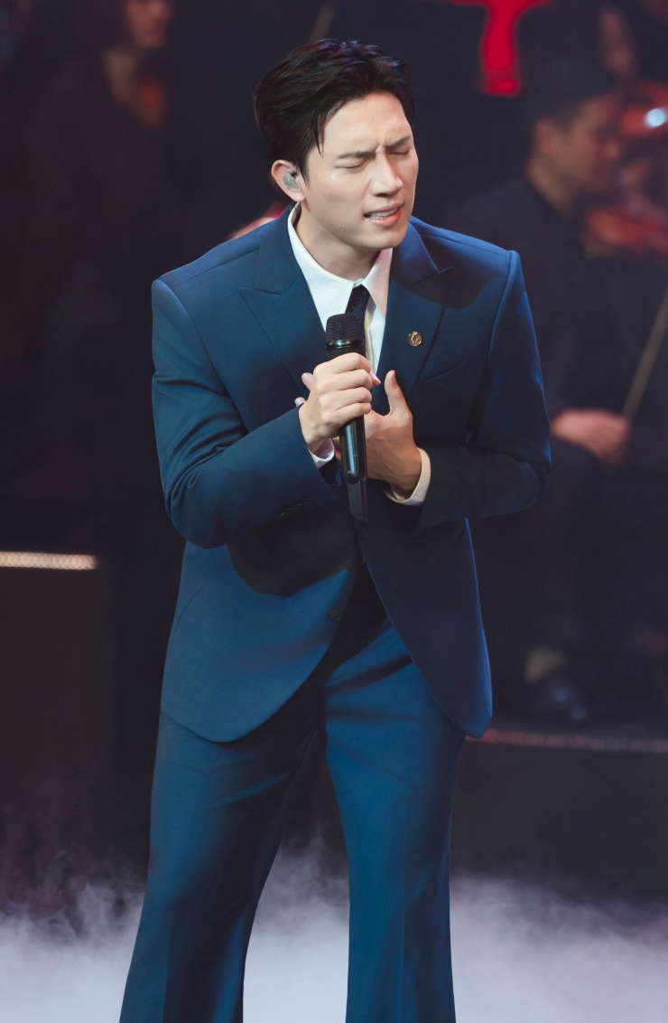 Anh Tú  rơi nước mắt khi thể hiện