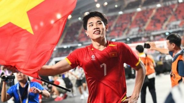 Cầu thủ Nguyễn Đình Bắc gây 'sốt' với màn tương tác đáng yêu với ca sĩ Quân A.P 1768866450 964 thumbnail width740height495 anh cat 3 2 auto cropjpg