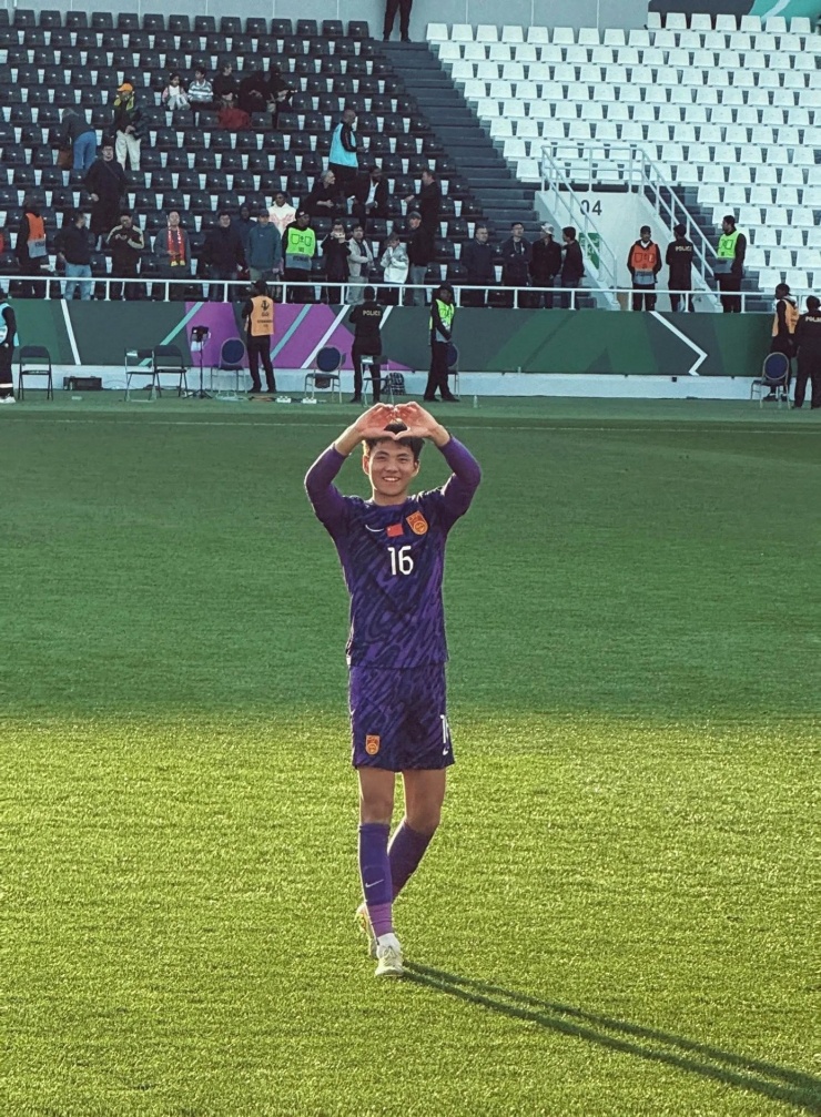 Hành động này đã trở thành thói quen của anh sau mỗi trận đấu ở VCK U23 châu Á 2026.