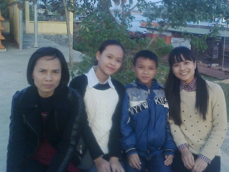 Minh Phúc chụp ảnh cùng mẹ và 2 chị gái vào năm 10 tuổi 