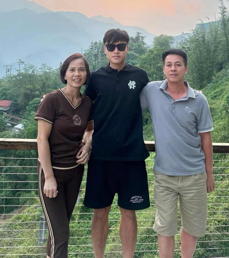 Cầu thủ Minh Phúc bên bố mẹ 