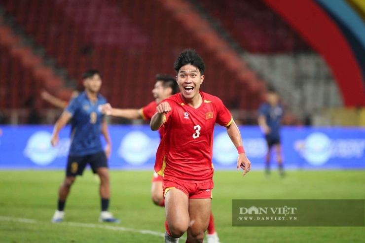 Trung vệ Phạm Lý Đức.