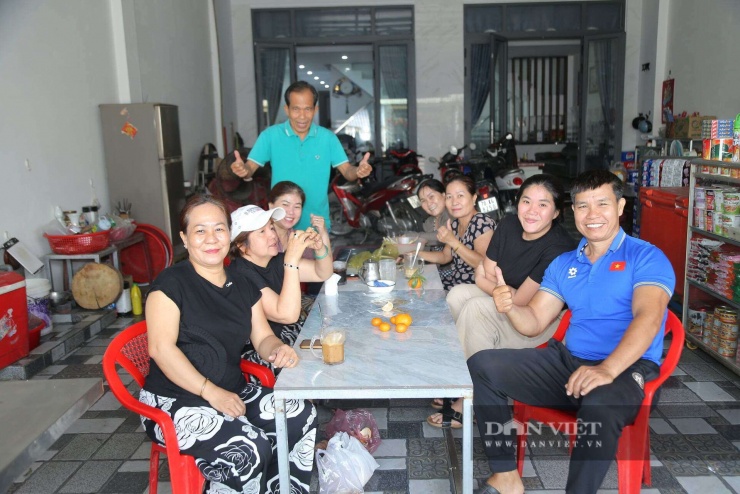 Bà con hàng xóm đến nhà Phạm Lý Đức bàn luận rộn ràng về U23 Việt Nam.