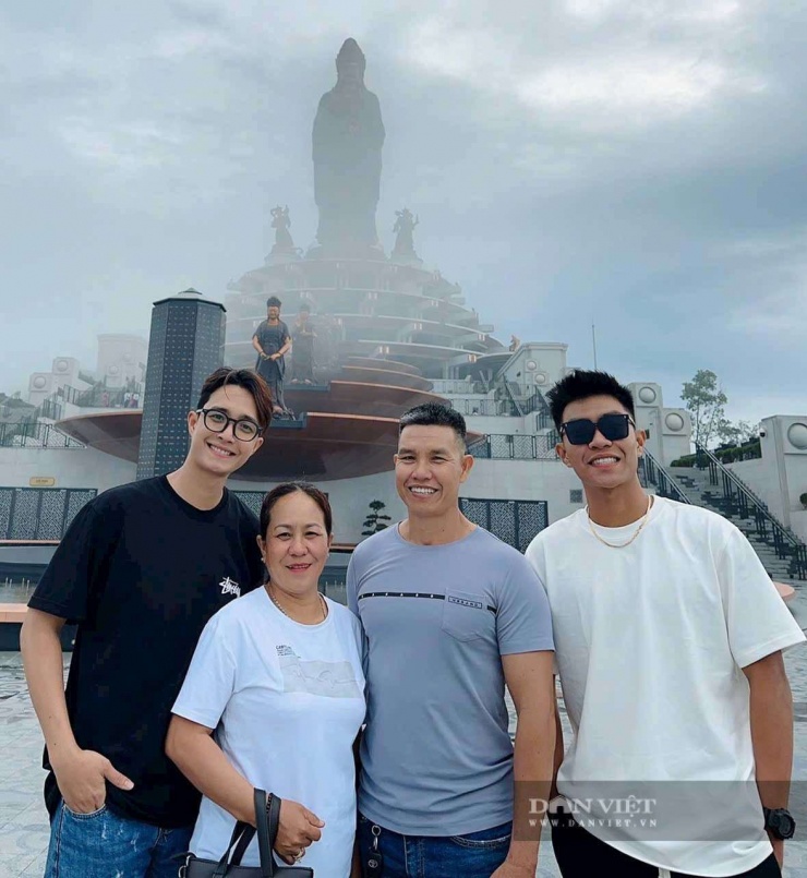 Gia đình trung vệ Phạm Lý Đức. Ảnh: GĐCC