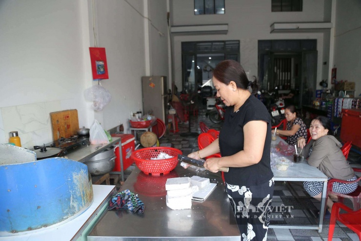 Mẹ Phạm Lý Đức chuẩn bị bột chiên để bán vào buổi chiều tối. Ảnh: LG