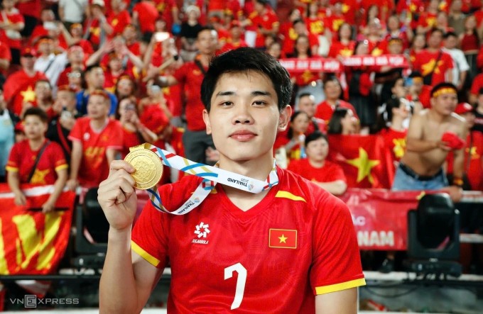 Tiền đạo Nguyễn Đình Bắc mừng HC vàng SEA Games 33 tại sân Rajamangala, Thái Lan tối 18/12. Ảnh: Đức Đồng.