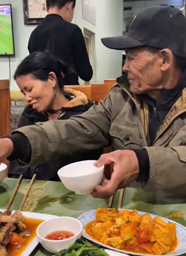 Ông Lừ thành công rước người phụ nữ quen qua mạng về nhà 