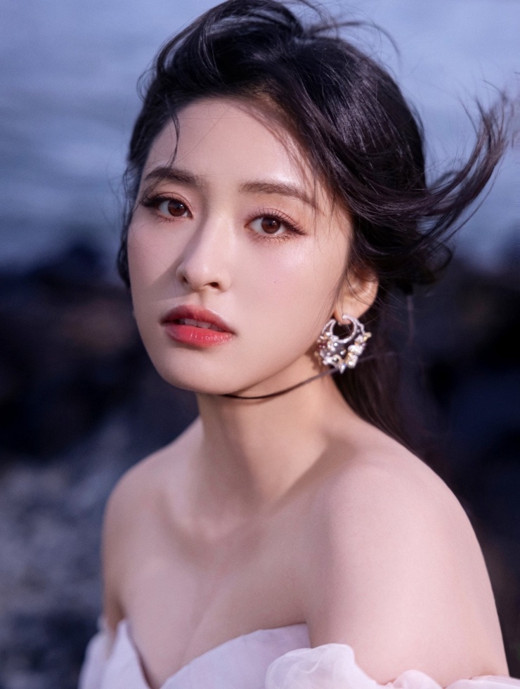 Từ hình tượng nữ thần thanh xuân, Thẩm Nguyệt đã bị thị trường đào thải sau gần 20 bộ phim liên tiếp thất bại.