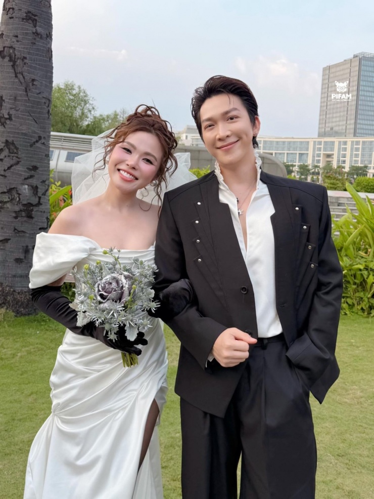 Ca sĩ Tăng Phúc thân thiết với Trương Thảo Nhi nhiều năm qua. Cuối năm 2025, họ kết hợp trong MV Xem như, hút triệu view.