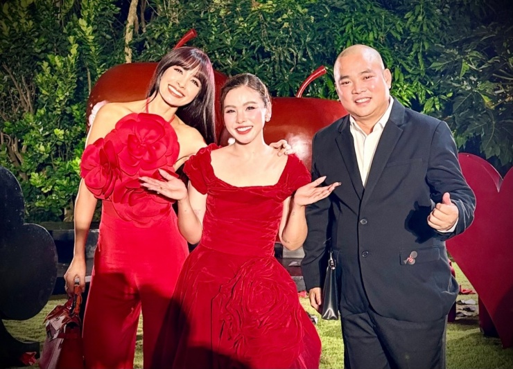 Người mẫu Thúy Hạnh (trái) diện trang phục đính hoa 3D, cùng chồng - nhạc sĩ Minh Khang - dự sự kiện.