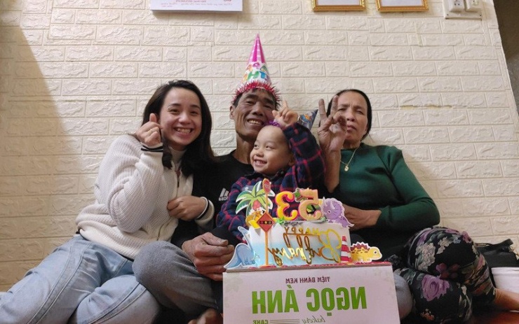 Chị Dung bên bố mẹ đẻ và con trai 