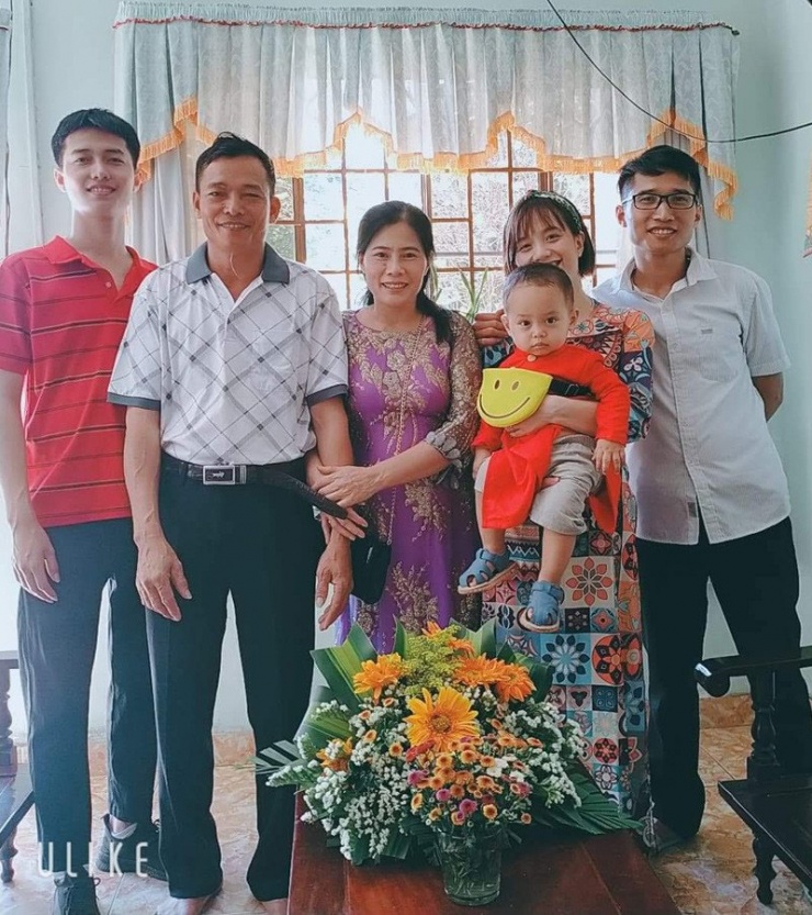 Vợ chồng chị Dung (ngoài cùng bên phải) bên gia đình nhà nội 