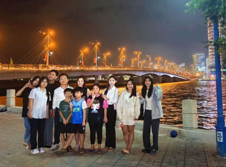 Vợ chồng anh Nghĩa rất xúc động khi gặp lại được gần đủ những đứa trẻ năm xưa - các em giờ đã trưởng thành, có em lập gia đình, em bé nhất đang học lớp 12. Ảnh: NVCC