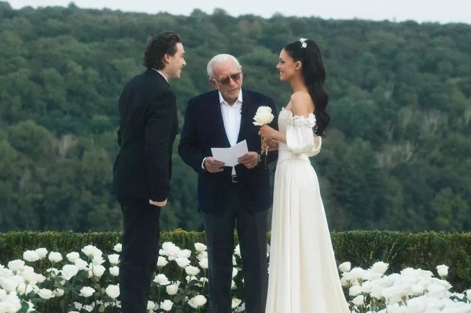 Bố vợ chủ trì lễ cưới lại của Brooklyn và Nicola vào năm ngoái.