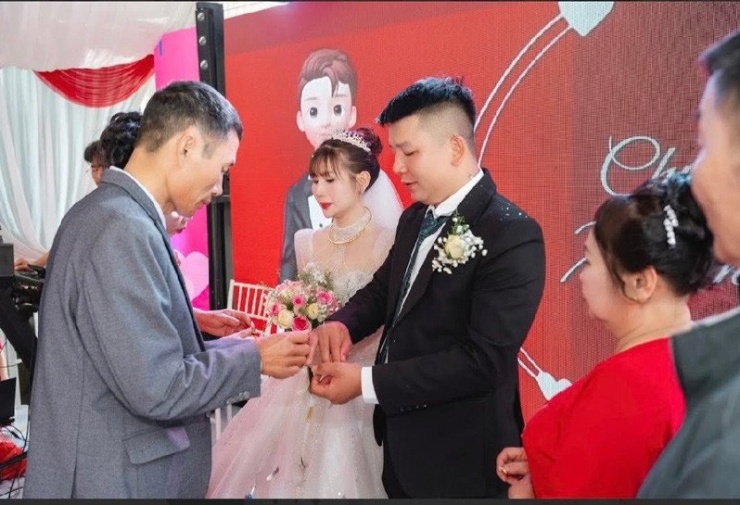 Ông Trường trao quà cưới cho cô dâu - chú rể 